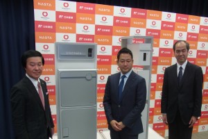 宅配ボックスを披露する（左から）大友大和ハウス常務、笹川ナスタ社長、津山日本郵便常務