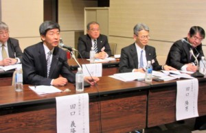 質問に答える田口社長（左端）
