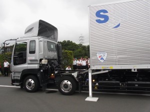 スワップボディ車は、トラックヘッド（左）と荷台（右）を分離することができる（写真は佐川急便の車両）