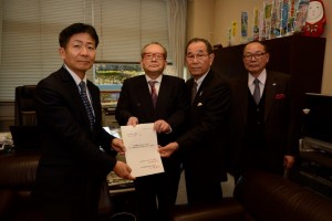 石川道路局長（左）に要望書を手渡す坂本会長、吉野会長、中川日貨協連副会長