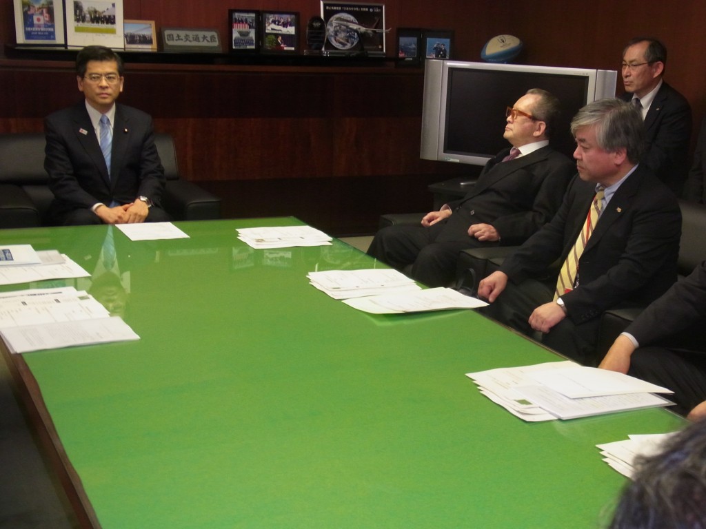 石井国交相（左）にアクションプランを報告する（手前左から）坂本会長と馬渡副会長