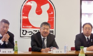 記者会見する北澤会長（中央）、瀬尾茂数副会長（左）、望田成彦副会長（右）