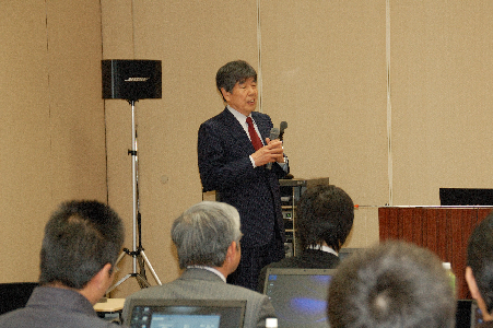 講演する武田代表