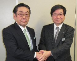 握手する両社長