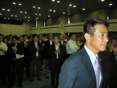 職員あいさつに向かう前原国交相