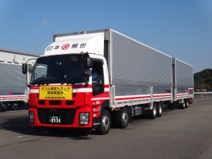 日本梱包運輸倉庫が運行する全長21mのダブル連結トラック