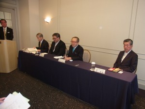 （左から）山崎常務理事、桝野理事長、平嶋国交省貨物課長、坂本会長、辻副会長